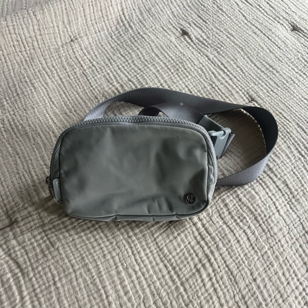 Lululemon everywhere belt bag - silver gray